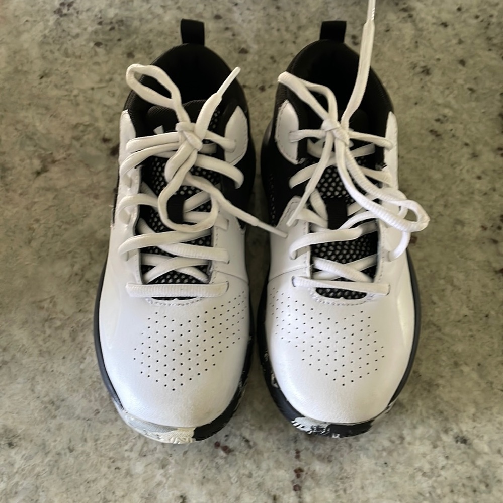 EUC Boys Under Armour Shoes 13K